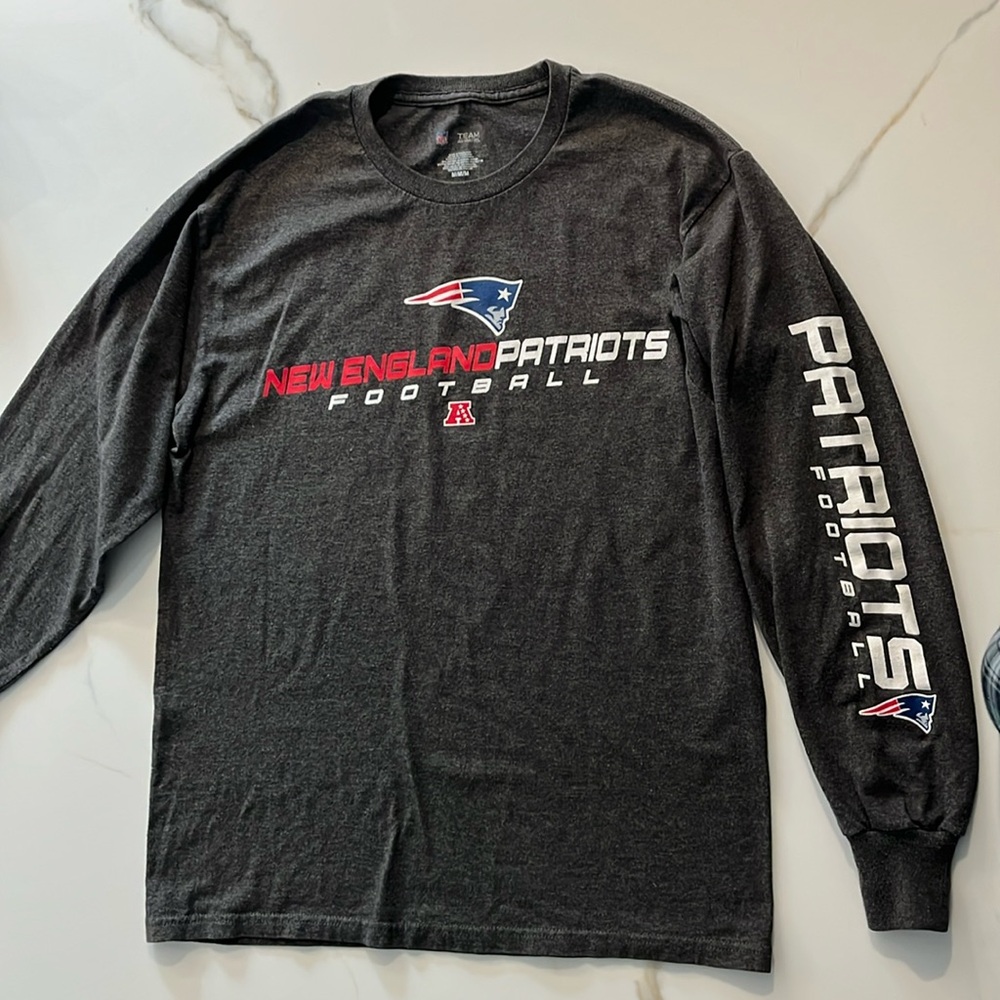Men’s size medium gray New England Patriots, football longsleeve jersey